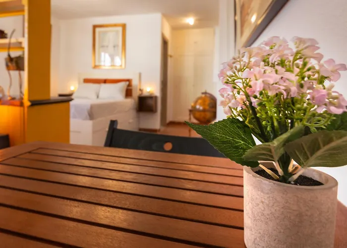 Duquesa Port - Bright Sunlit Terrace