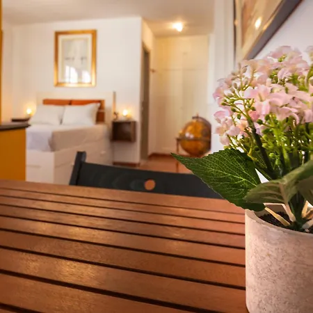 Duquesa Port - Bright Sunlit Terrace